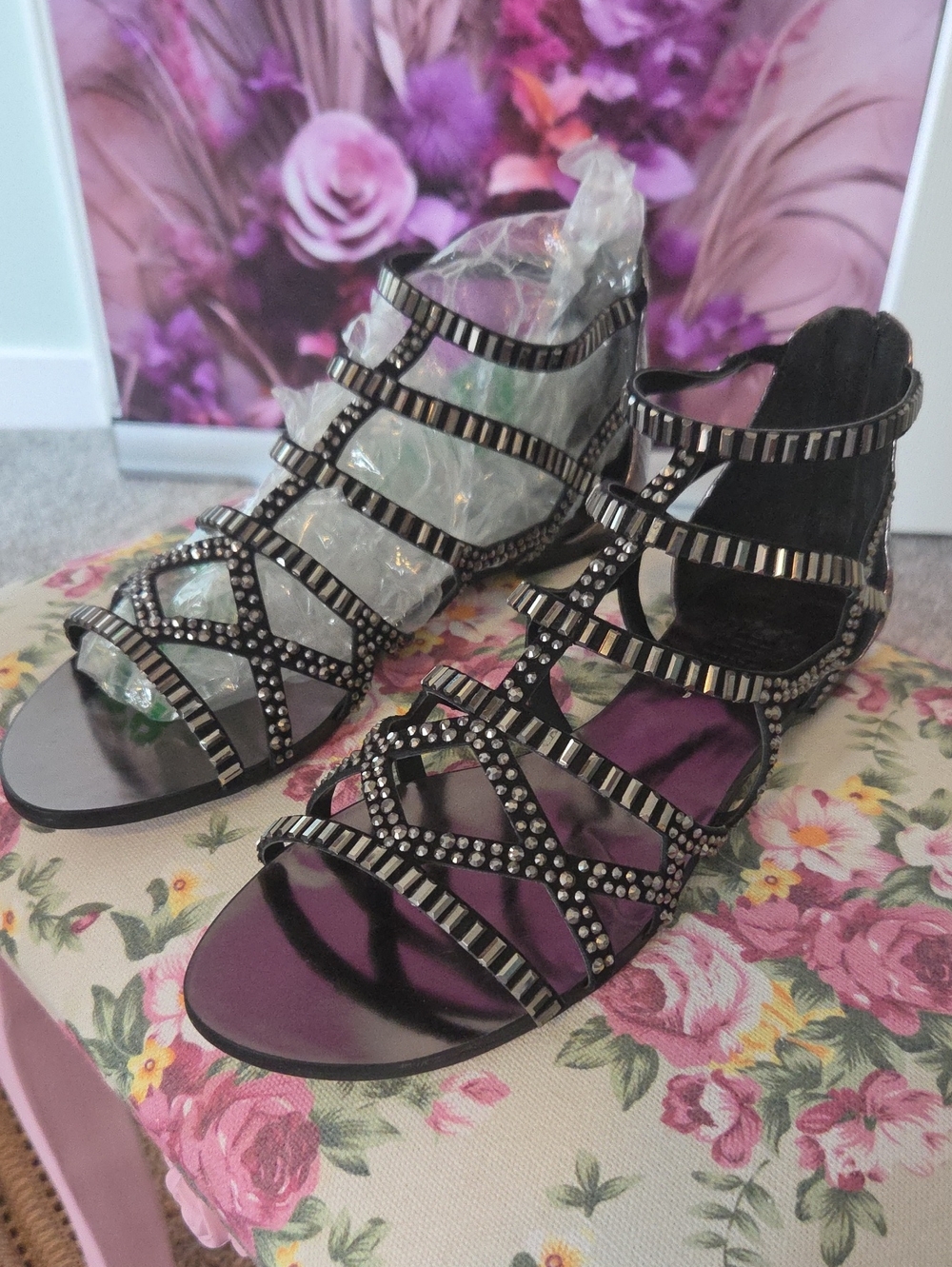 Vince Camuto Black Metallic Gladuator Sandals "VC Emera". Embellished.